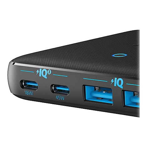 Nahaufnahme der Anschlüsse einer Powerbank: zwei USB-C-Ports mit 18W und 45W sowie zwei USB-A-Ports, alle blau akzentuiert.