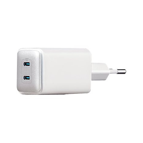 Weißes USB-C-Ladegerät mit zwei Anschlüssen und EU-Stecker auf neutralem Hintergrund.
