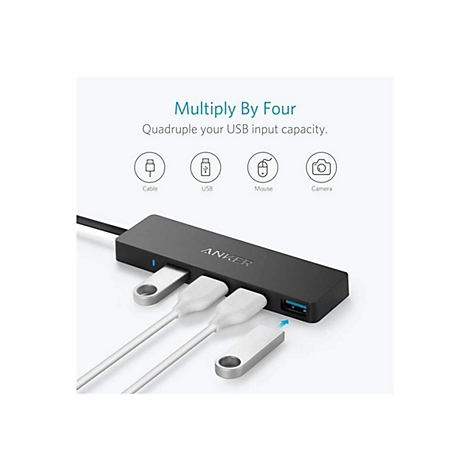 Schwarzer Anker USB-Hub mit vier Anschlüssen, an den Kabel und USB-Sticks angeschlossen werden.