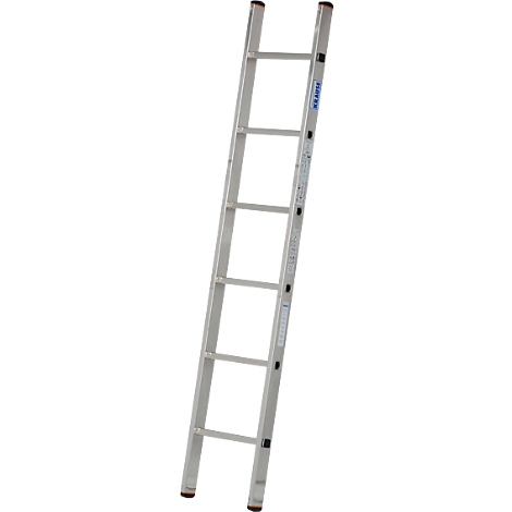 Eine silberfarbene Leiter, die an einer Wand lehnt. Auf der Leiter steht ein Aufkleber mit der Aufschrift "Krause".