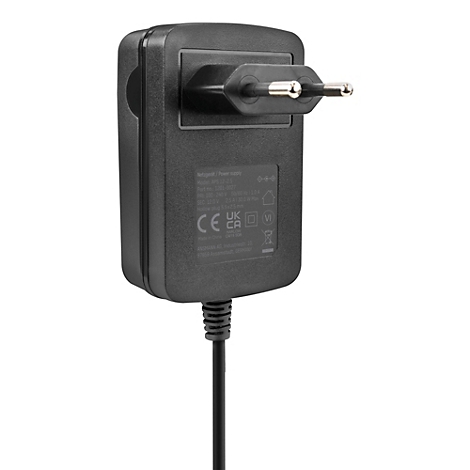 Schwarzes Steckernetzteil mit Eurostecker und Kabel auf weißem Grund.