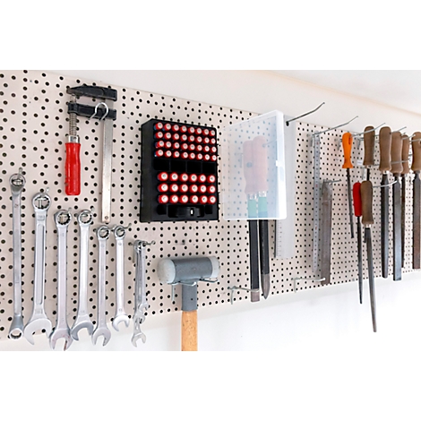 Gereedschapsbord met gereedschap, zoals sleutels, hamer, vijlen en batterijen.