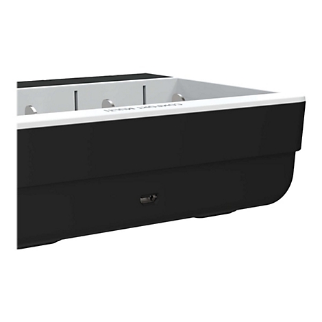 Nahaufnahme der Seite eines schwarz-weißen Ladegeräts mit einem sichtbaren Micro-USB-Anschluss.