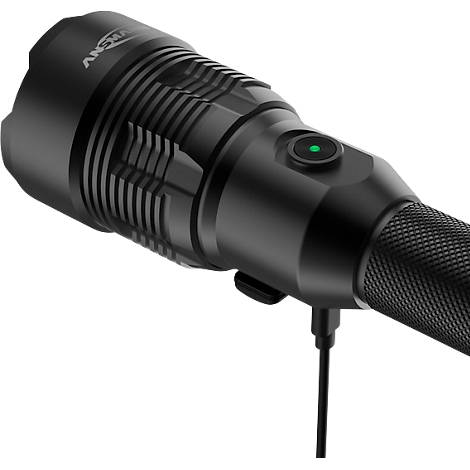 Black flashlight with green LED, charging with black cable. Text: ANSMA.