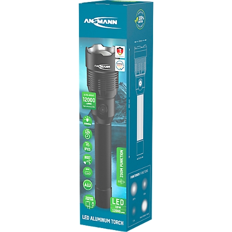 Black LED flashlight in a box with information on brightness, zoom function and protection class. Inscription: ANSMANN, LED Aluminum Torch.