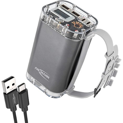 Grijze powerbank met transparante details en grijze polsband. Op de voorgrond een USB- en een USB-C-kabel.