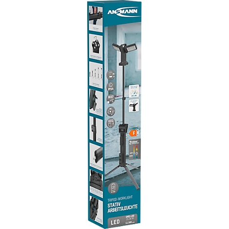 Schwarze LED-Arbeitsleuchte mit Stativ vor blauem Hintergrund. Aufdrucke: ANSMANN, Stativ-Worklight, LED.