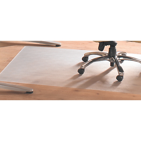 Durchsichtige Bürostuhlunterlage auf Holzboden unter einem Stuhl. Der Stuhl hat fünf Rollen.
