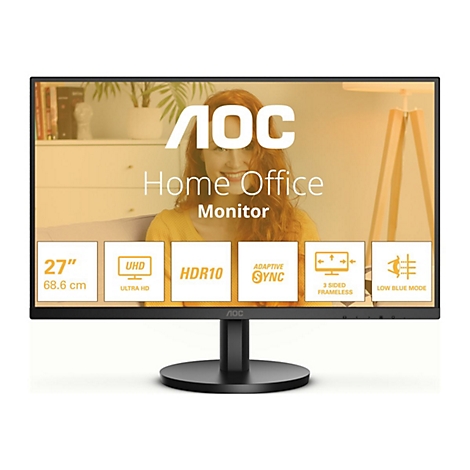 Un moniteur AOC noir avec des détails tels que 27", UHD, HDR10, Adaptive Sync et Low Blue Mode. Arrière-plan : femme dans un bureau à domicile.