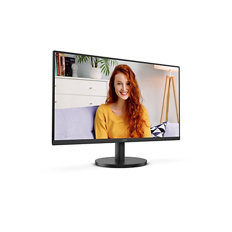 AOC Monitor mit einem hellen Bild einer lächelnden rothaarigen Frau vor einem Sofa.