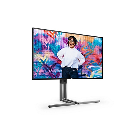 Ein moderner AOC Monitor steht vor einem weißen Hintergrund und zeigt ein Bild einer lächelnden Frau vor einer bunten Graffiti-Wand.
