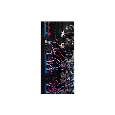 Ein Serverrack mit roten und blauen Kabeln, die an verschiedene Geräte angeschlossen sind, die in das Rack eingebaut sind. Einige Bildschirme und Schriftzüge sind zu sehen.
