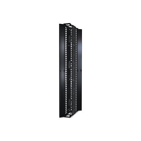 Rack noir pour serveurs. Il se dresse contre un fond blanc. Le logo APC est à droite.