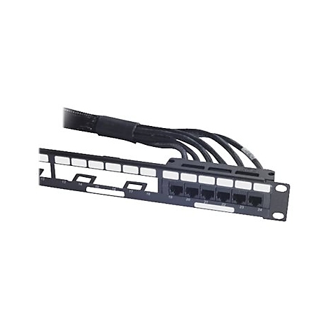 Ein schwarzes Patchpanel mit Ethernet-Anschlüssen und angeschlossenen Kabeln vor weißem Hintergrund.