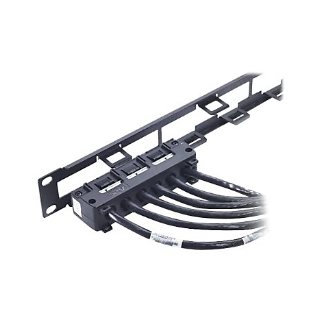 Schwarzes Netzwerk-Patchpanel mit angeschlossenen Kabeln und Beschriftung.