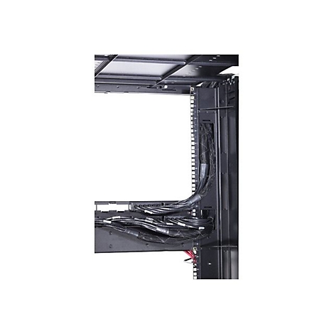 Schwarze Kabel werden in einem Serverrack-Gehäuse verlegt, Details. Der Hintergrund ist weiß.