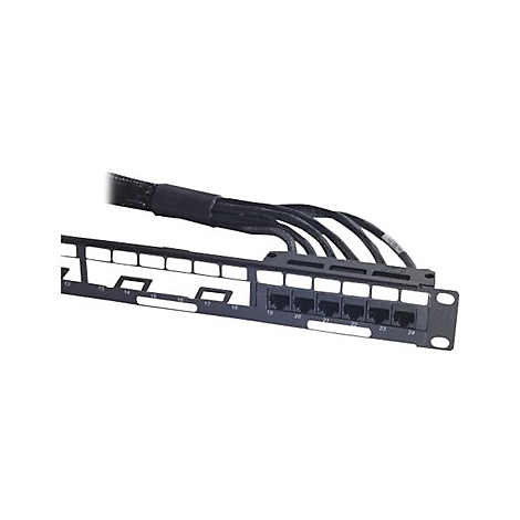 Schwarzes Patchpanel mit Ethernet-Anschlüssen und Kabeln. Die Ports sind nummeriert. Im Hintergrund weiße Fläche.