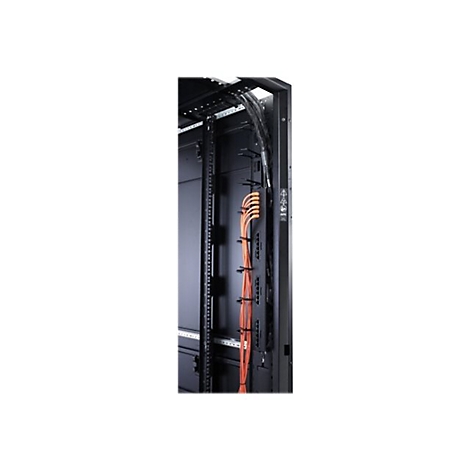 Detailaufnahme eines schwarzen Serverschranks mit orangefarbenen Kabeln, die in Kabelkanälen geführt werden.