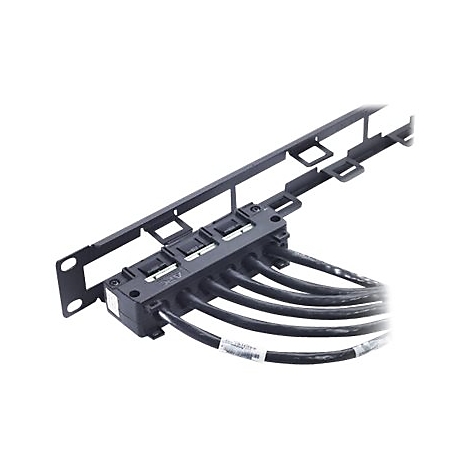 Schwarzes Netzwerk-Patchpanel mit Kabeln. Oben ist ein Metallrahmen mit Löchern, unten eine Reihe von Steckern.