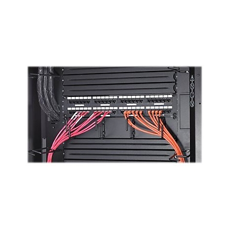 Nahaufnahme eines Serverschranks mit Patchkabeln in Rot und Orange, die mit der Ausrüstung verbunden sind.