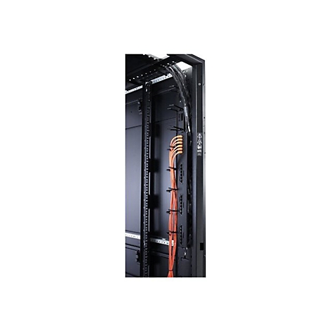 Detailaufnahme eines schwarzen Serverschranks mit orangefarbenen Kabeln, die in Kabelkanälen verlegt sind.