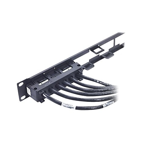 Schwarzes Rack mit Kabeln, APC-Logo und Etikett. Die Kabel sind angeschlossen.