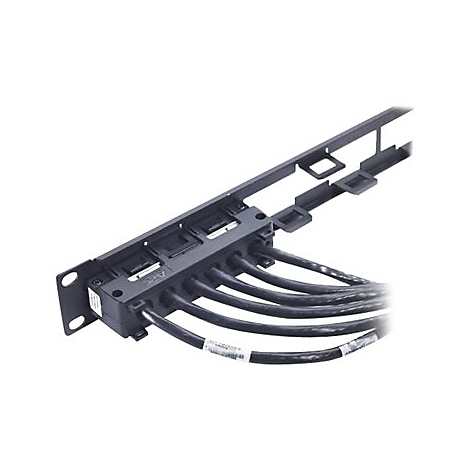 Schwarze Netzwerkverkabelung mit mehreren Kabeln, die an einen schwarzen Stecker angeschlossen sind. Aufschrift: APC.