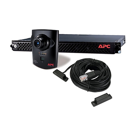 APC Überwachungskamera und Sensor-Einheit mit Kabel vor einem Netzwerkschrank-Einschub.