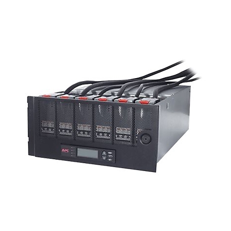 APC USV-Batterieeinheit in schwarzem Rack-Gehäuse mit LCD-Display und mehreren Stromkabeln.