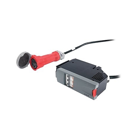 Roter Stecker mit Schutzkappe und schwarzes Kästchen mit Knöpfen und Kabel.