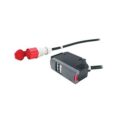 Ein Stromanschluss mit rotem Stecker und schwarzem Kabel neben einem grauen Verteiler.