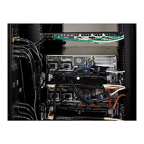Ein Server-Rack, voll mit schwarzen Kabeln und Geräten. Mehrere APC-Geräte sind sichtbar, dazu Patchkabel.