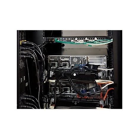 Ein Server-Rack mit schwarzen Kabeln, Servern und Netzwerkgeräten. APC-Geräte sind sichtbar.