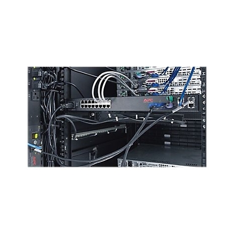 Ein in einem Serverschrank montierter APC Netzwerk-Switch mit angeschlossenen Kabeln.