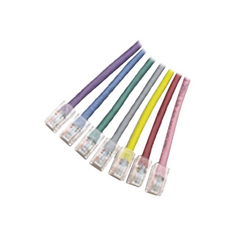 Sieben verschiedenfarbige Netzwerkkabel nebeneinander. Jedes Kabel endet in einem transparenten RJ45-Stecker.