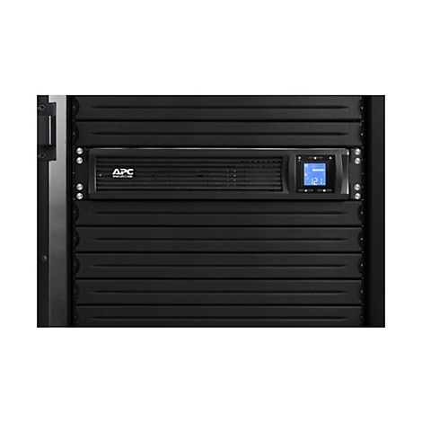 Ein schwarzes APC Smart-UPS C 1000 Gerät mit Display, das 121 anzeigt, in einem Serverschrank.