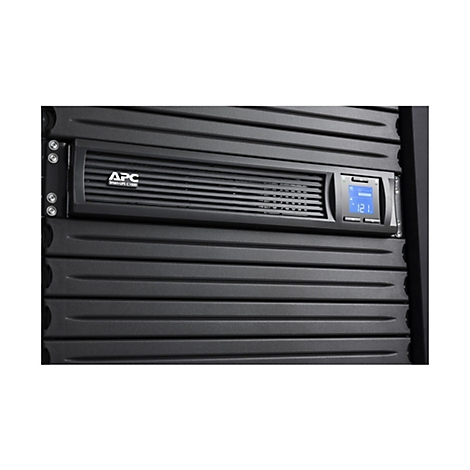 Ein schwarzes APC Smart-UPS C1000-Gerät, das in einem schwarzen Rack montiert ist. Ein blaues Display zeigt Zahlen an.