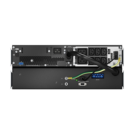 Ansicht der Rückseite einer USV (Unterbrechungsfreie Stromversorgung) mit Anschlüssen für Strom, Kommunikation und Batterien. Schwarzes Gehäuse, Kabel, Kontrollleuchten und Beschriftungen sind deutlich zu sehen.