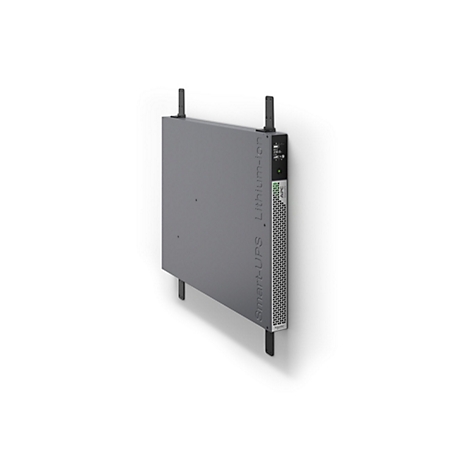 Grauer Stromverteiler an der Wand. Aufschrift Smart-UPS Lithium-ion.