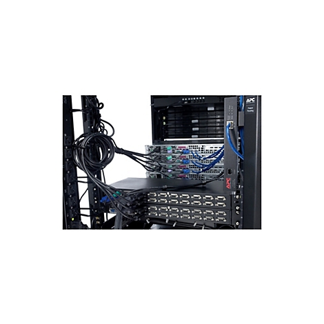 Ein Server-Rack mit APC-Geräten, Kabeln und Anschlüssen. Blaue und graue Kabel sind angeschlossen.