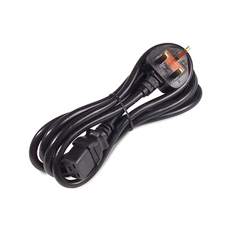 Ein schwarzes Netzkabel mit Stecker und Buchse, auf weißem Hintergrund. Der Stecker ist ein UK-Stecker, die Buchse ein IEC-C13-Stecker.