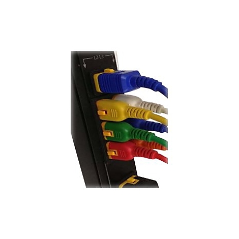 Nahaufnahme von bunten Kabeln, die in einen schwarzen Stecker gesteckt sind.