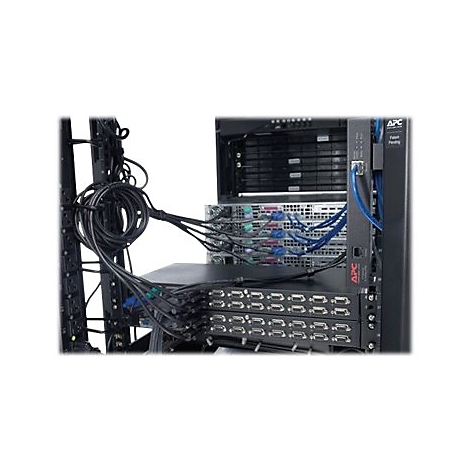 APC Serverschrank mit Rack-Einheiten, verkabelten Komponenten und Management-Modulen.