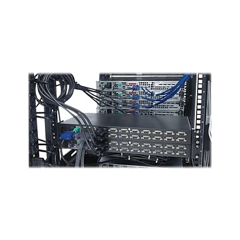 Rückseite von zwei KVM-Switches in einem Server-Rack mit zahlreichen angeschlossenen Kabeln.