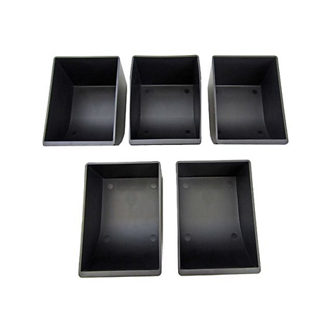 Fünf dunkle, quadratische Behälter aus Kunststoff, mit abgerundeten Ecken, auf weißem Grund angeordnet.