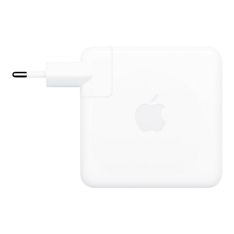 Weißes Apple USB-C Netzteil mit EU-Stecker vor weißem Hintergrund.