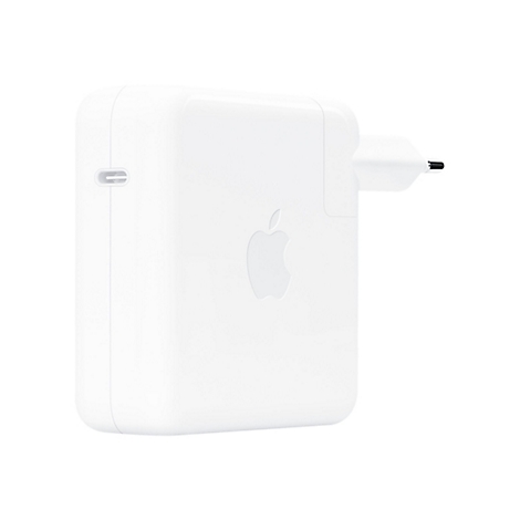 Weißes Apple USB-C Netzteil mit EU-Stecker vor weißem Hintergrund.