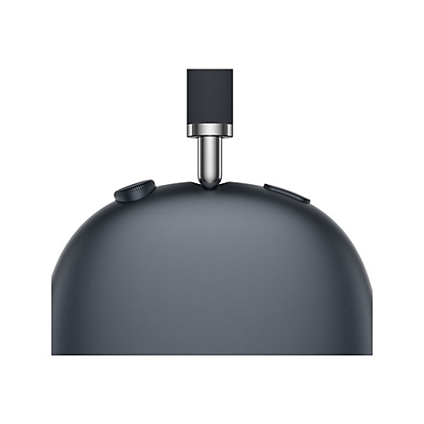 Nahaufnahme eines grauen Over-Ear-Kopfhörers. Details: Drehregler, längliche Taste, Bügelansatz.