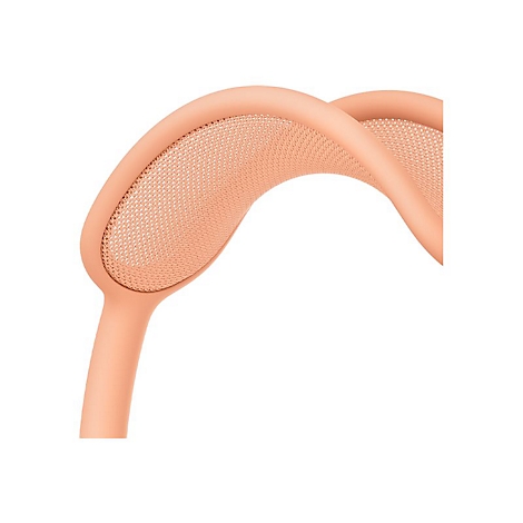 Gros plan d'un casque rose se pliant sur un fond blanc. Un détail en mesh est visible.