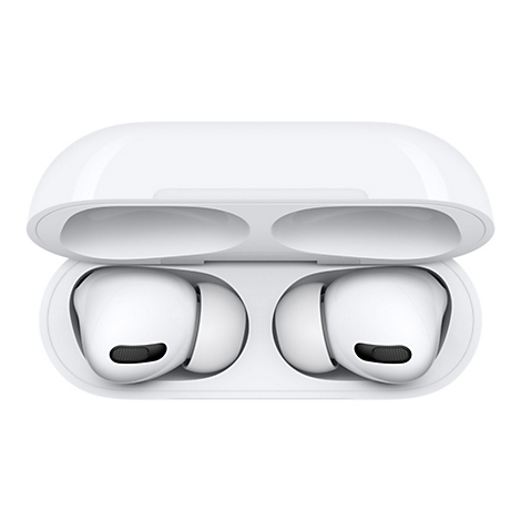 Nahaufnahme von weißen Apple AirPods Pro in ihrem geöffneten Ladecase, das gegen einen weißen Hintergrund positioniert ist.